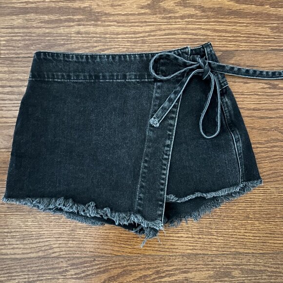 Free People We The Free Emmy Denim Mini Wrap Skort Size 0 Washed Black Raw Hem - Picture 11 of 11